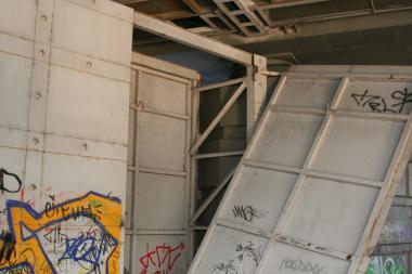 M.K.Čiurlionio tilto durys kabo ant vienų vyrių