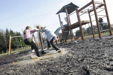 Žaidimų aikštelėje vaikai braido po purvą