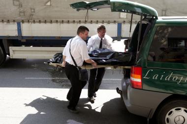 Ant kelio gulintį vyrą mirtinai sužalojo autobusas