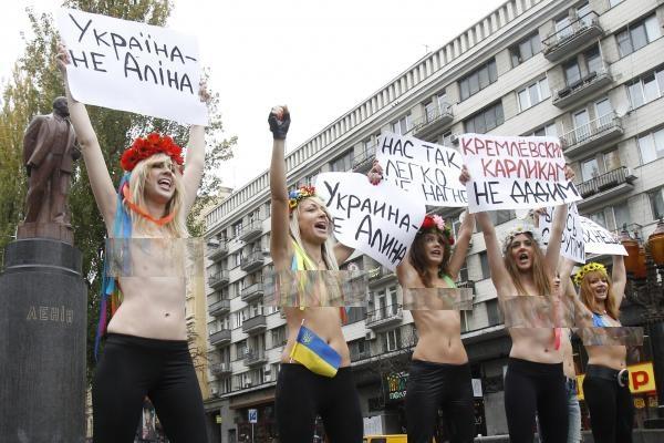Ukrainos feministės nusimetė liemenėles, protestuodamos prieš Putino vizitą