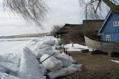 Nidos pakrantę įkalino ledai
