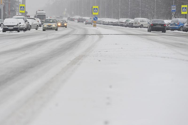 Įtūžęs vairuotojas lazda apdaužė kitą automobilį