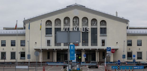 Vilniaus oro uoste uždaromas automobilių užvažiavimo prie išvykimo terminalo kelias