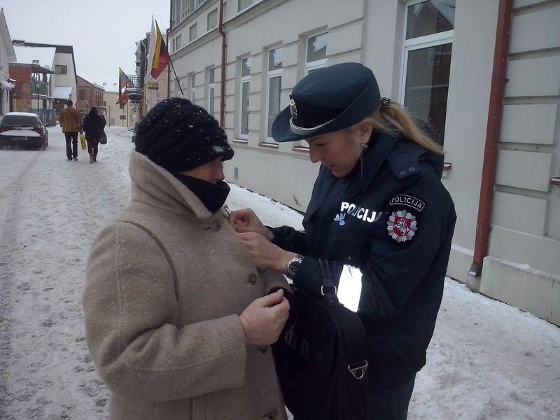 Viduržiemį pražydo šimtai neužmirštuolių