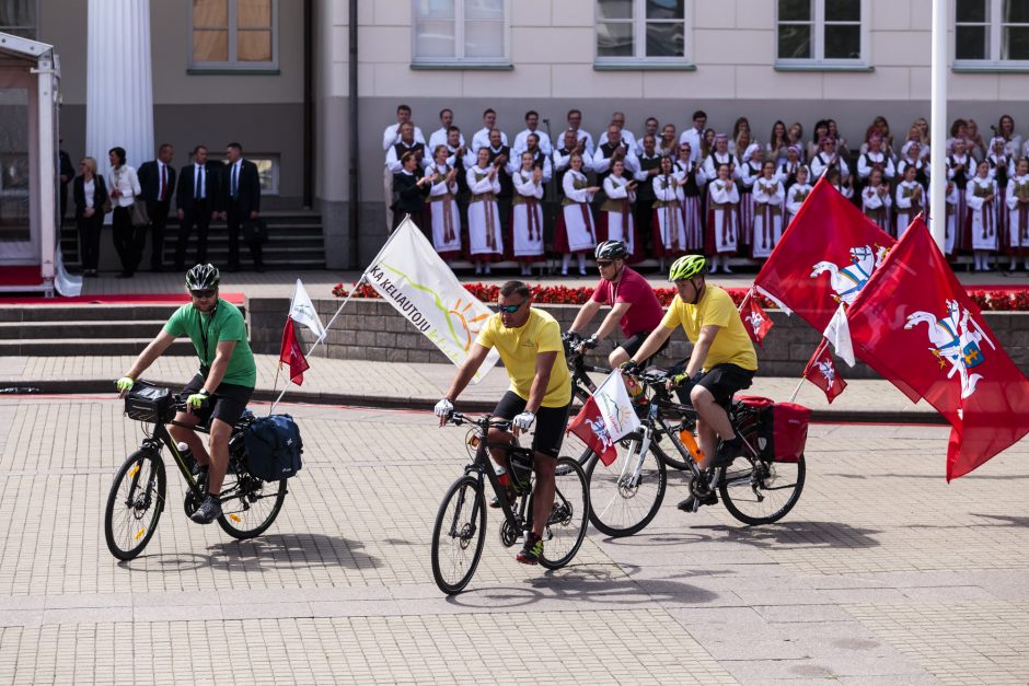 Valstybės dieną iškilmingai pakeltos vėliavos