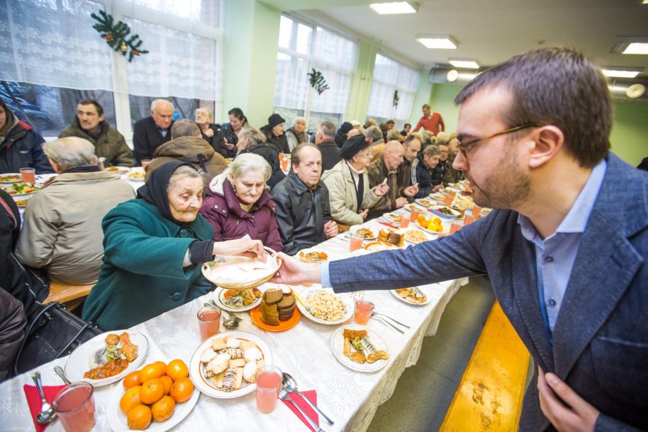 Prie Kūčių stalo vėl sėdo vyskupai, politikai ir vargdieniai