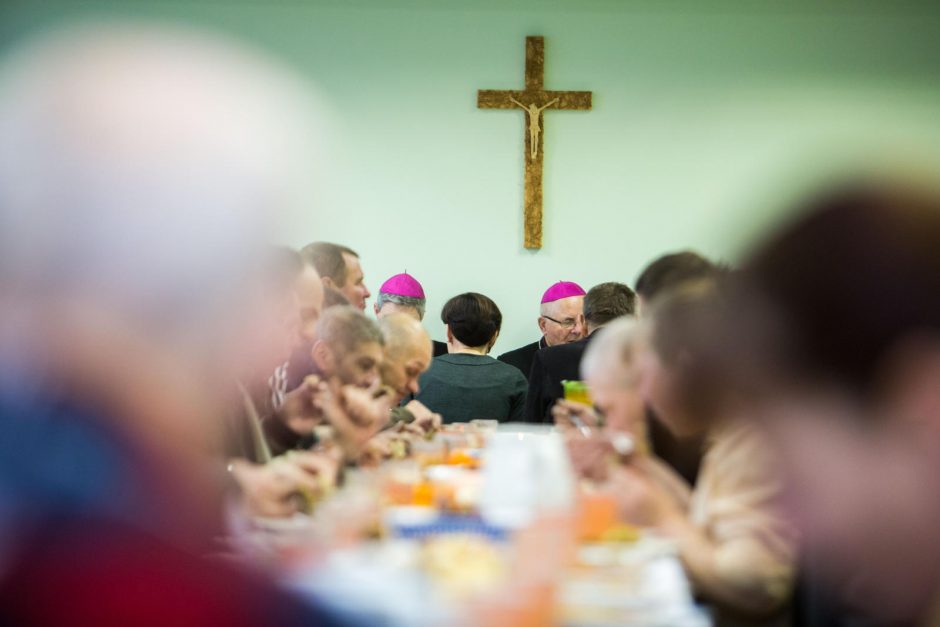 Prie Kūčių stalo vėl sėdo vyskupai, politikai ir vargdieniai