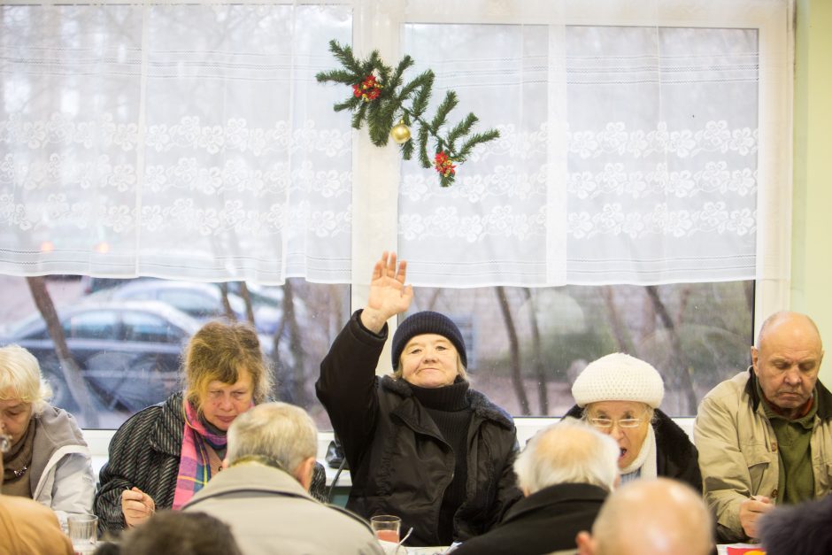 Prie Kūčių stalo vėl sėdo vyskupai, politikai ir vargdieniai