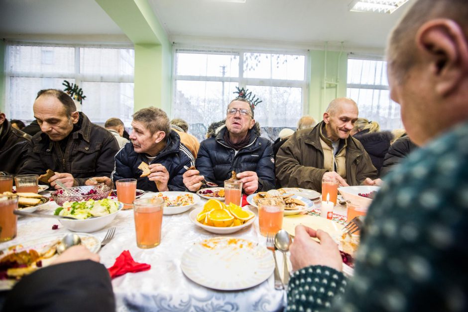 Prie Kūčių stalo vėl sėdo vyskupai, politikai ir vargdieniai