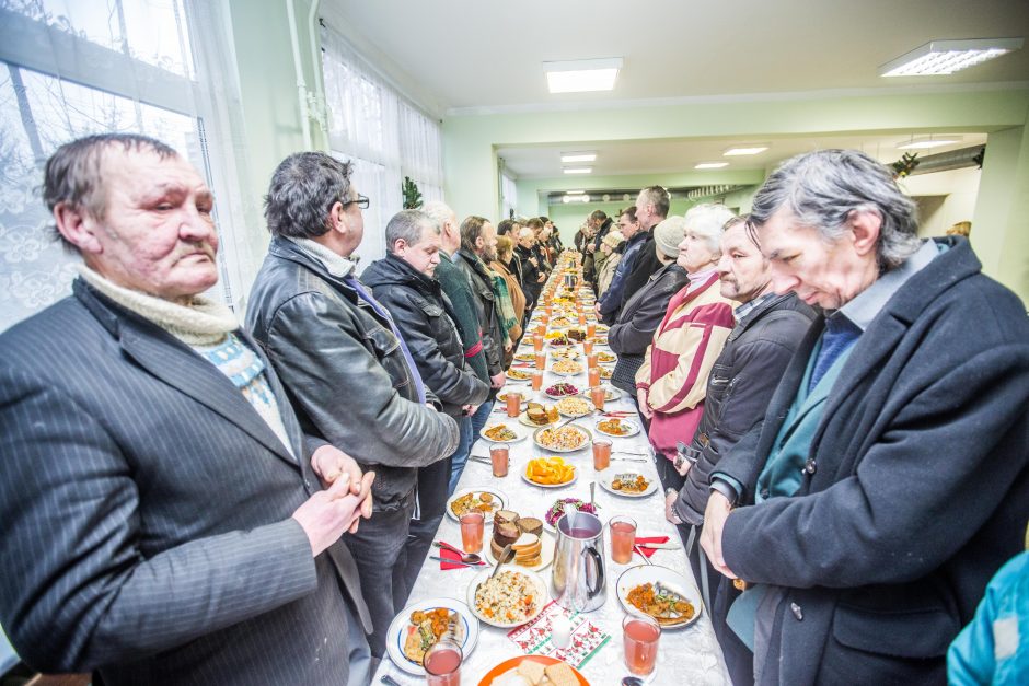 Prie Kūčių stalo vėl sėdo vyskupai, politikai ir vargdieniai