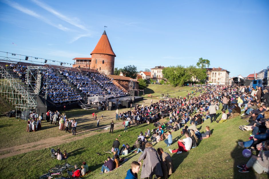 Vaikų dainos ataidėjo iki Kauno pilies