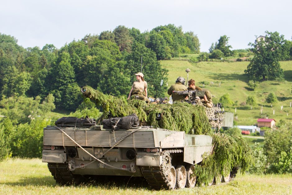 NATO karinė technika persikėlė per Nerį