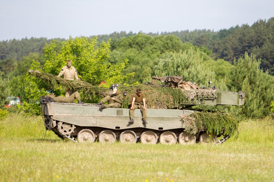 NATO karinė technika persikėlė per Nerį