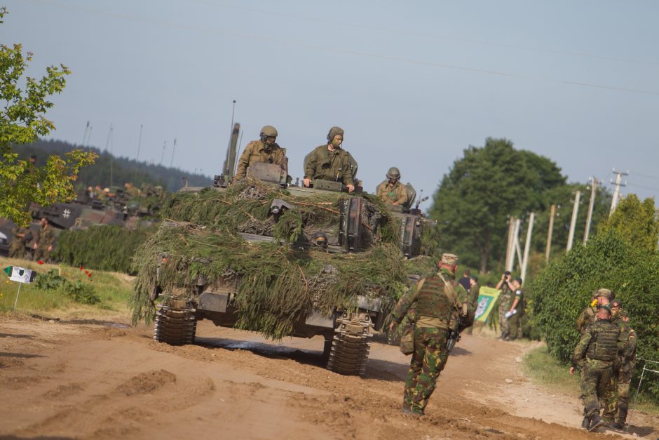 NATO karinė technika persikėlė per Nerį