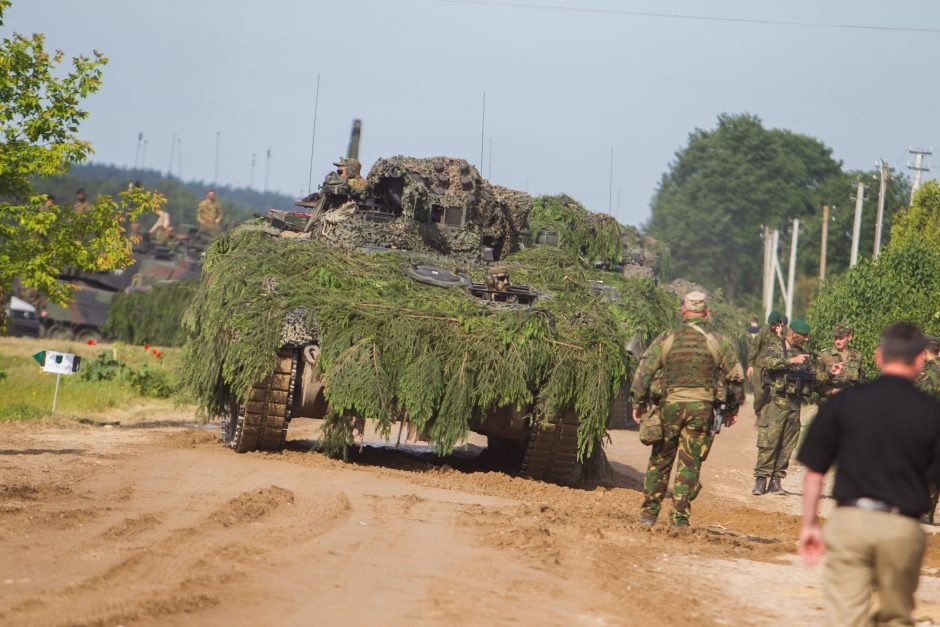 NATO karinė technika persikėlė per Nerį