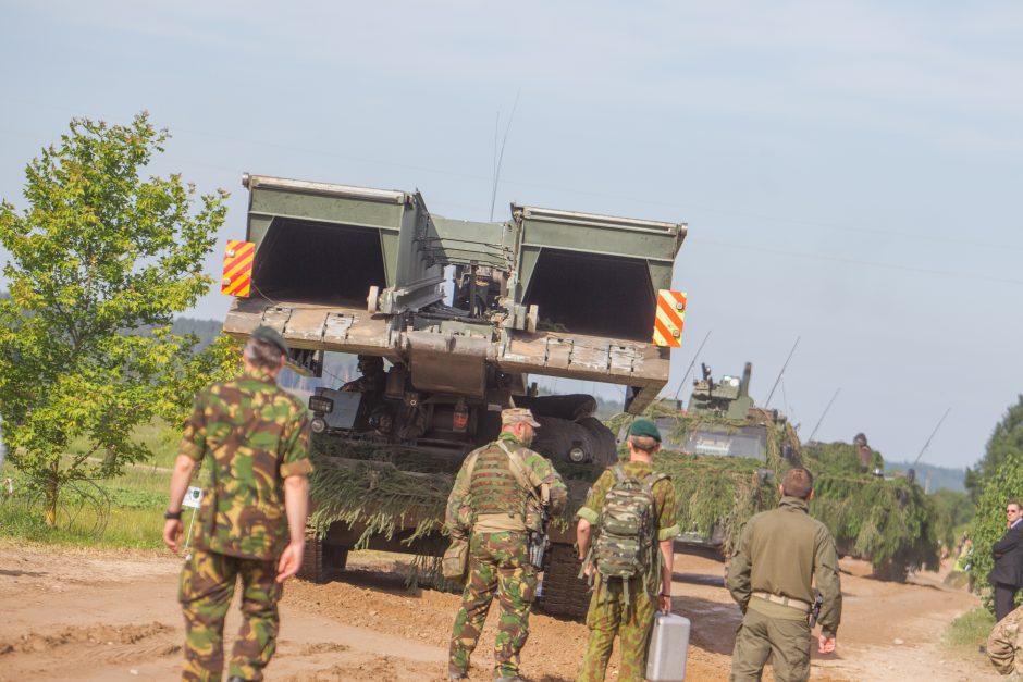 NATO karinė technika persikėlė per Nerį