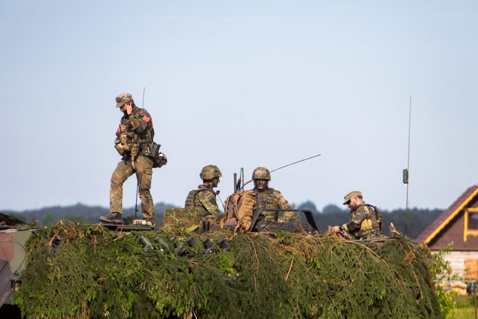 NATO karinė technika persikėlė per Nerį