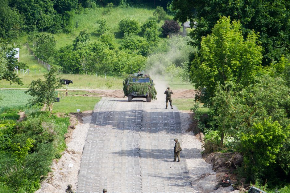 NATO karinė technika persikėlė per Nerį