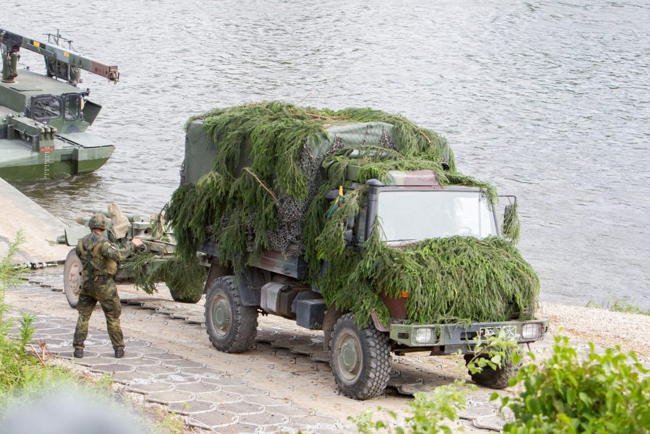 NATO karinė technika persikėlė per Nerį