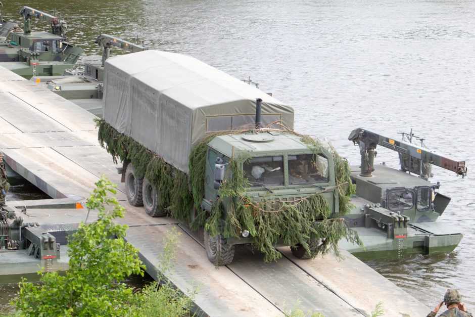 NATO karinė technika persikėlė per Nerį