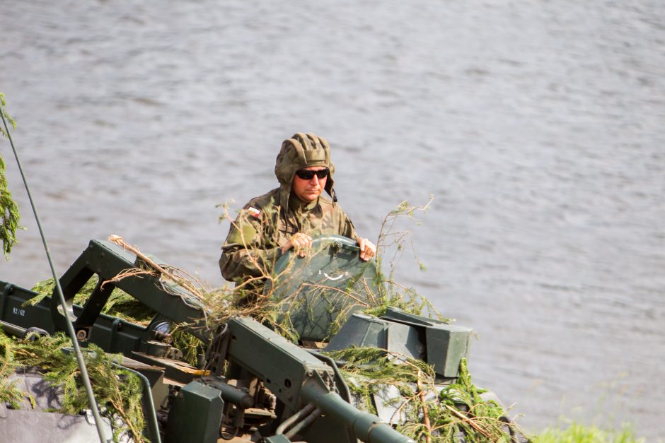 NATO karinė technika persikėlė per Nerį