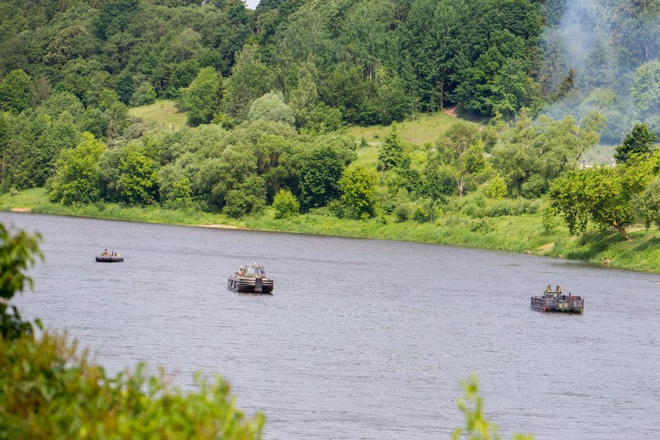 NATO karinė technika persikėlė per Nerį