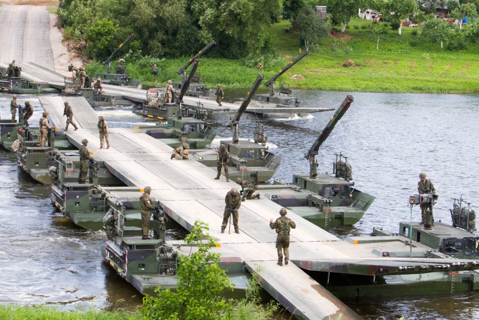 NATO karinė technika persikėlė per Nerį