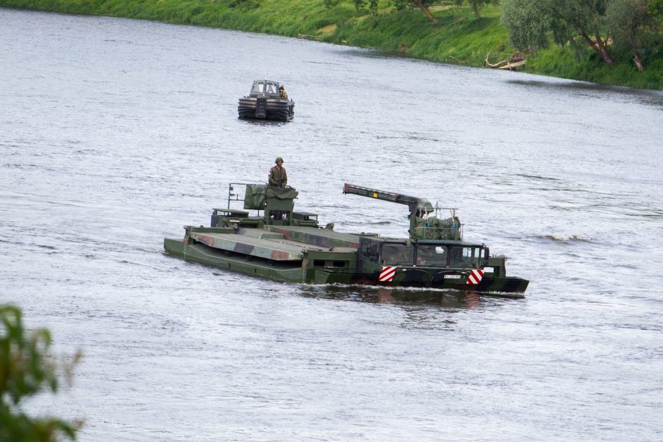 NATO karinė technika persikėlė per Nerį