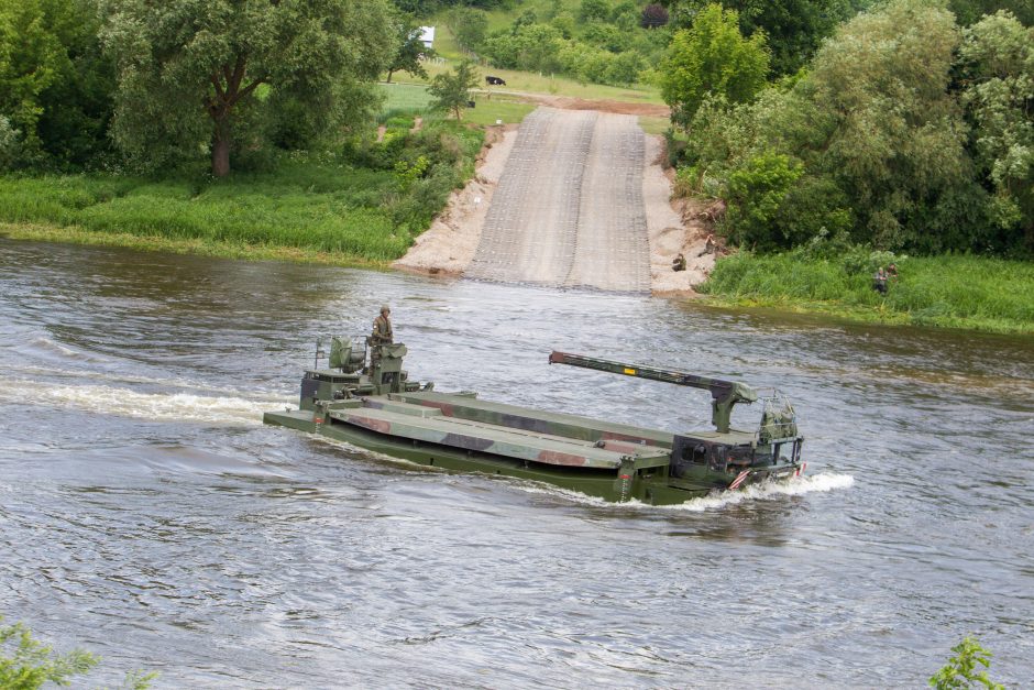 NATO karinė technika persikėlė per Nerį