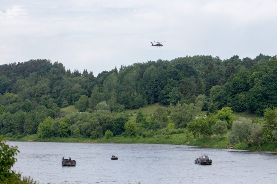 NATO karinė technika persikėlė per Nerį