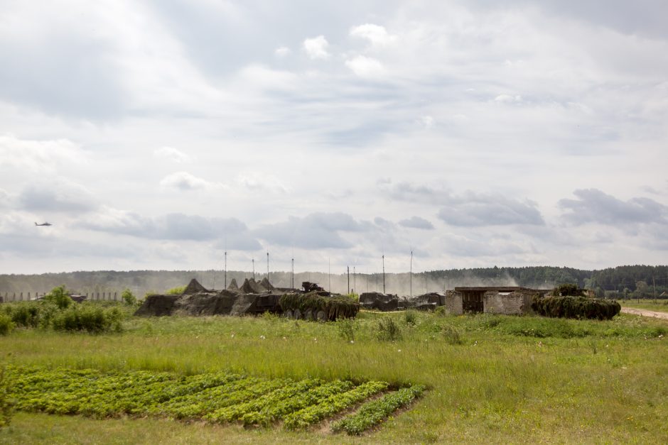 NATO karinė technika persikėlė per Nerį