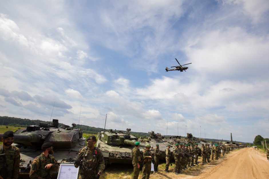 NATO karinė technika persikėlė per Nerį