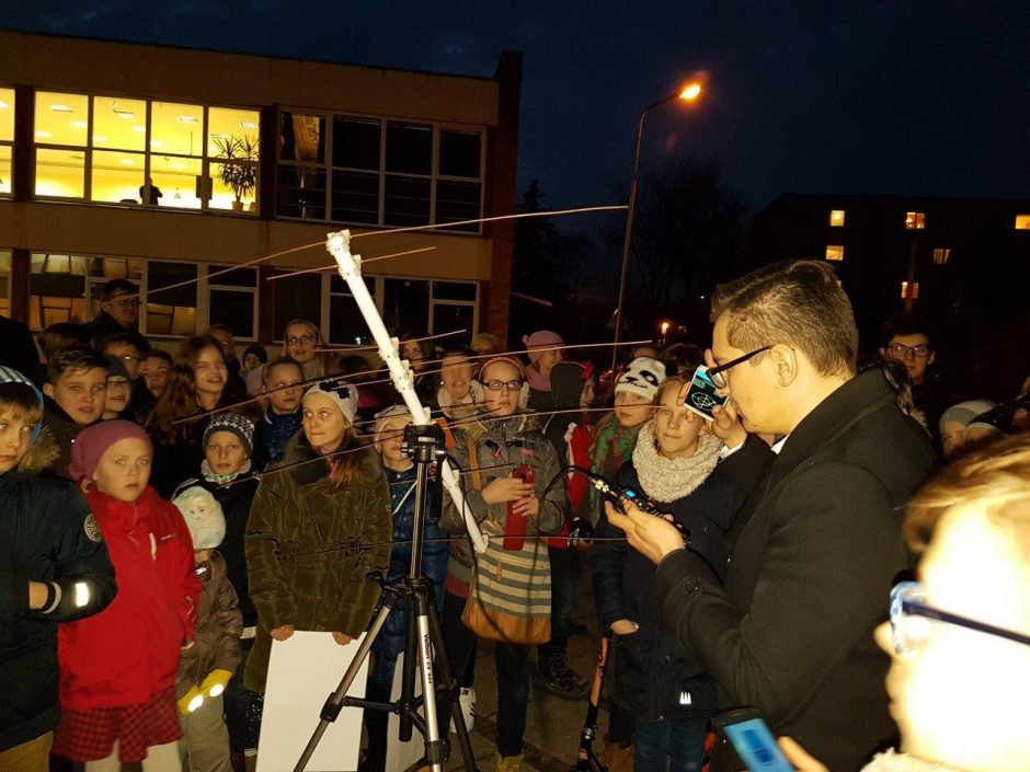 Užmegzti ryšį su kosmosu panoro šimtai sostinės moksleivių