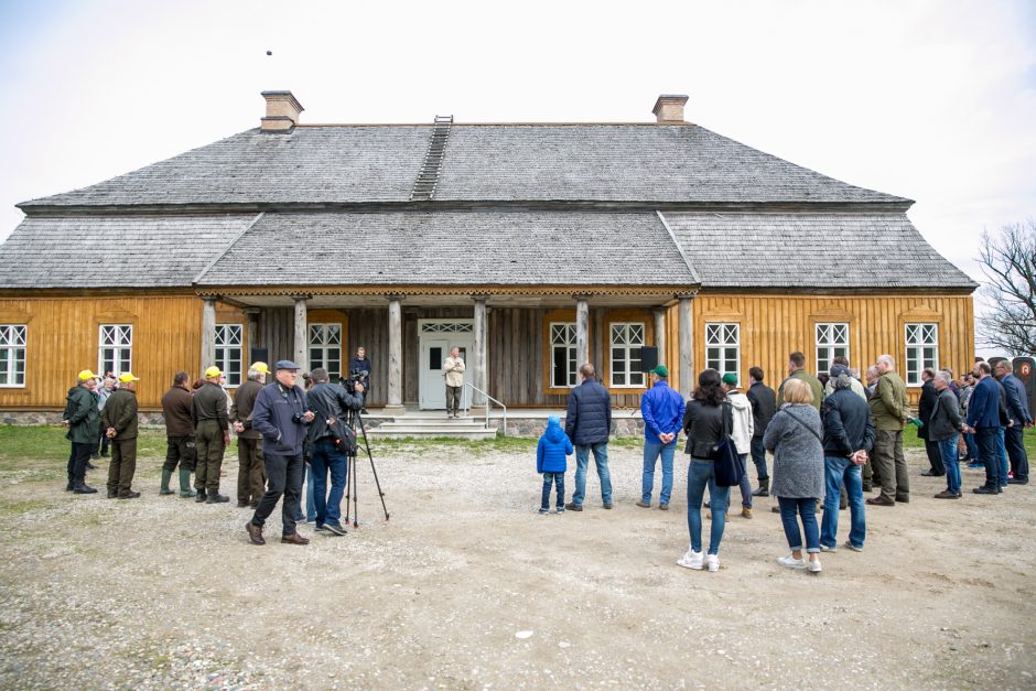 Neeilinė šventė – Rumšiškėse pasodinti šimtamečių ąžuolų klonai