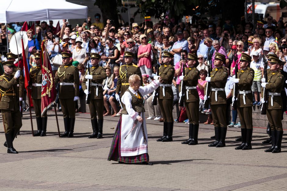 Valstybės dieną iškilmingai pakeltos vėliavos