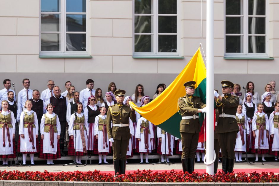 Valstybės dieną iškilmingai pakeltos vėliavos