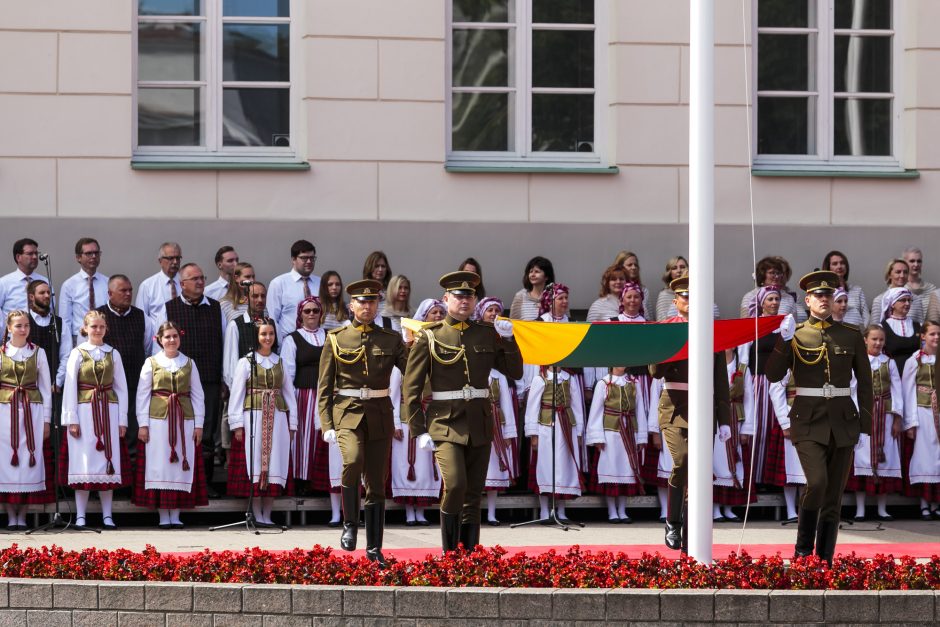 Valstybės dieną iškilmingai pakeltos vėliavos