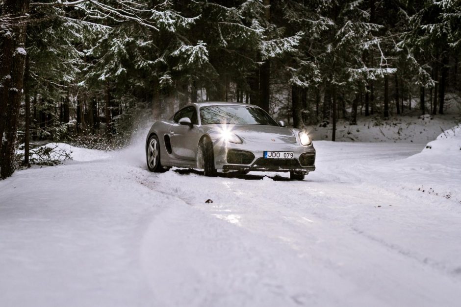 „Porsche“ atstovai mokys, kaip suvaldyti automobilį ant ledo ir sniego