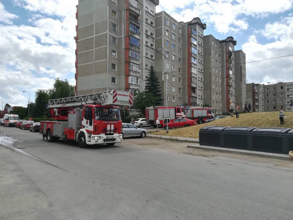 Šilainiuose kilus gaisrui lifte užstrigo dvi moterys