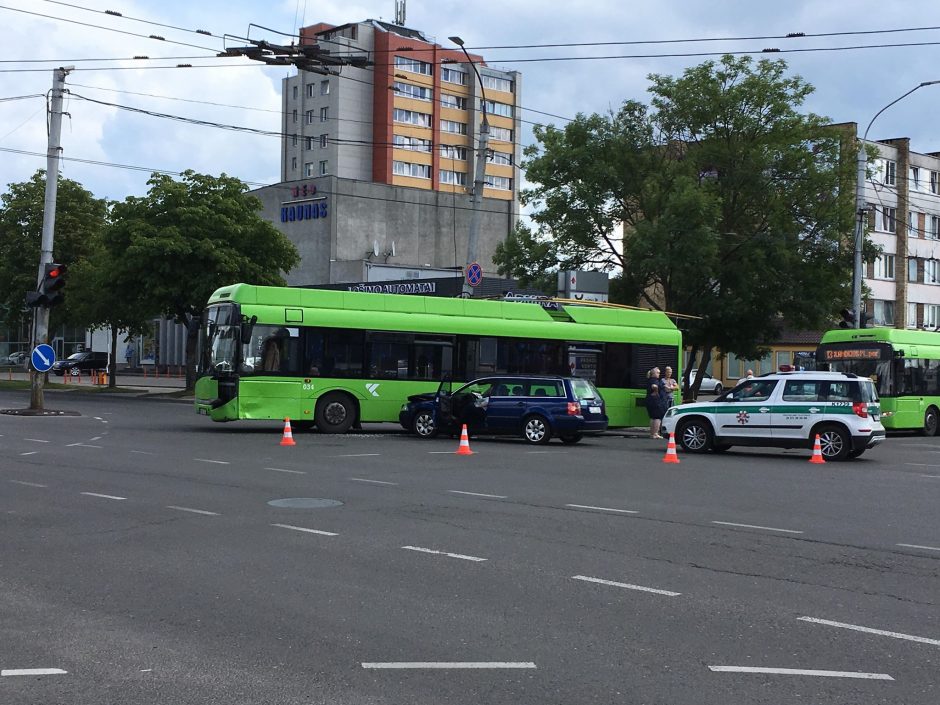 Troleibuso ir „Volkswagen“ avarija prie „Savo“: paralyžiuotas eismas