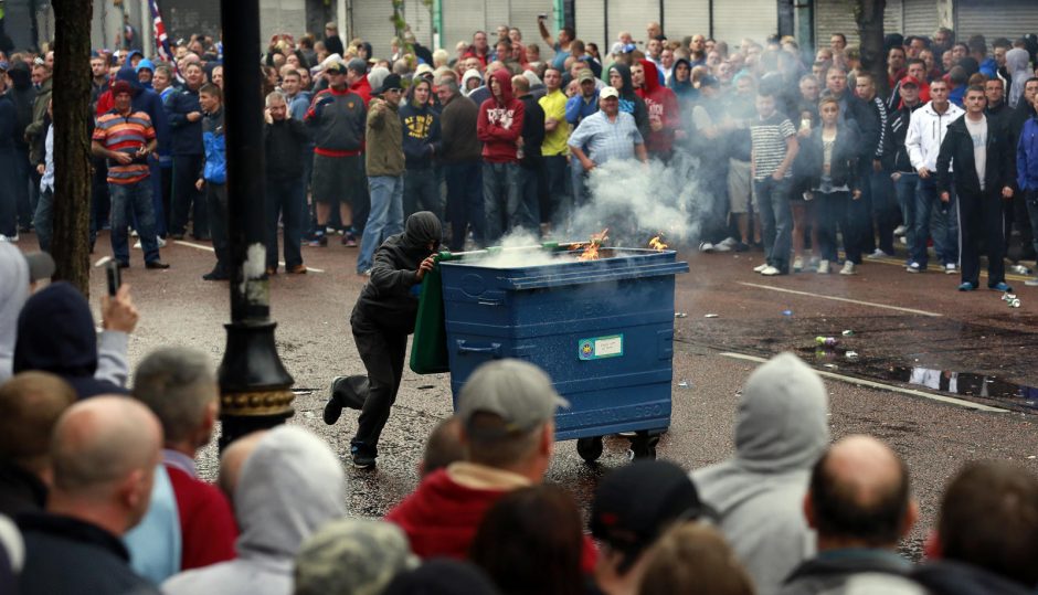 Per riaušės Belfaste sužeista 60 policijos pareigūnų