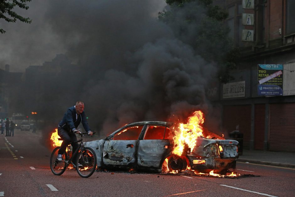 Per riaušės Belfaste sužeista 60 policijos pareigūnų