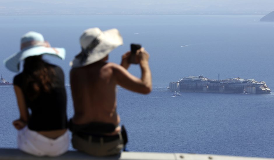 Sudužęs kruizinis laivas „Costa Concordia“ pradėjo savo paskutinę kelionę