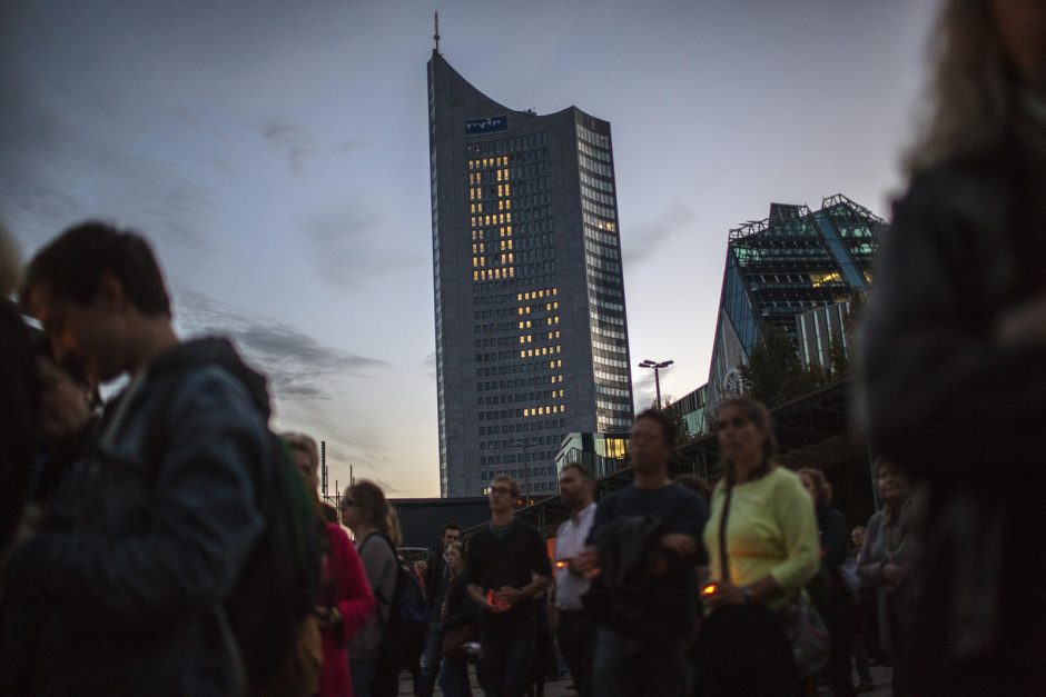 Leipcige žvakių jūra nušvietė Berlyno sieną sudrebinusio protesto reinscenizaciją