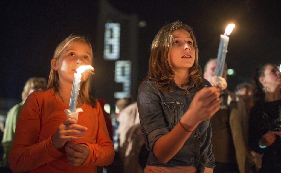 Leipcige žvakių jūra nušvietė Berlyno sieną sudrebinusio protesto reinscenizaciją