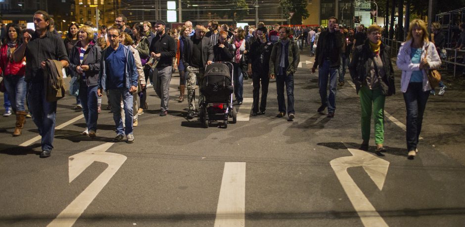 Leipcige žvakių jūra nušvietė Berlyno sieną sudrebinusio protesto reinscenizaciją