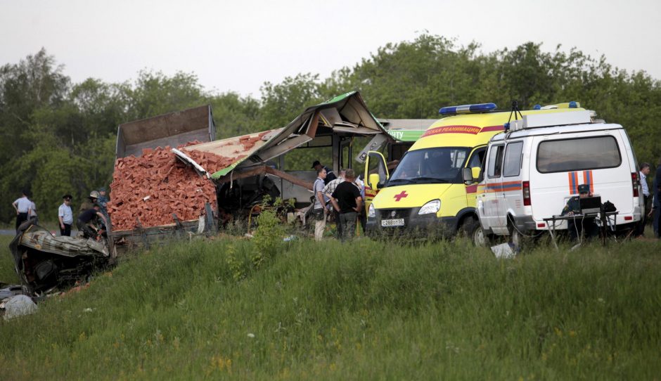 Rusijoje autobusui susidūrus su sunkvežimiu žuvo 16 žmonių