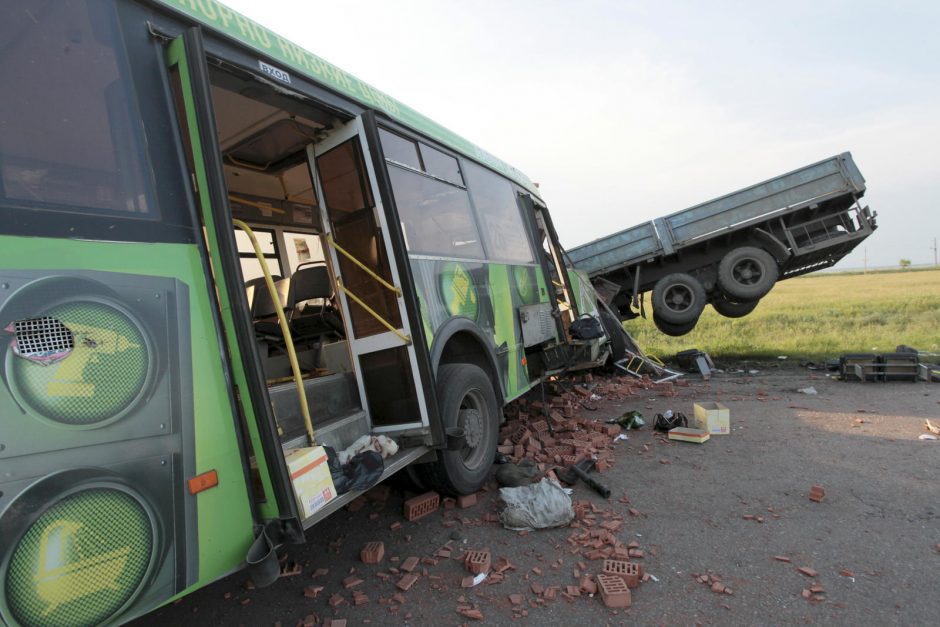 Rusijoje autobusui susidūrus su sunkvežimiu žuvo 16 žmonių