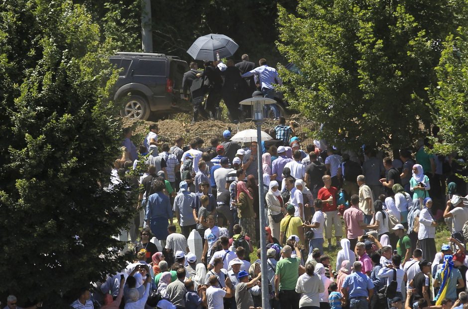 Srebrenicos metinės: Serbijos premjeras apmėtytas akmenimis