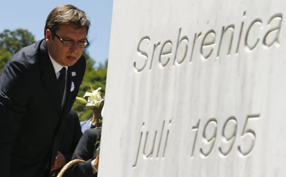 Srebrenicos metinės: Serbijos premjeras apmėtytas akmenimis